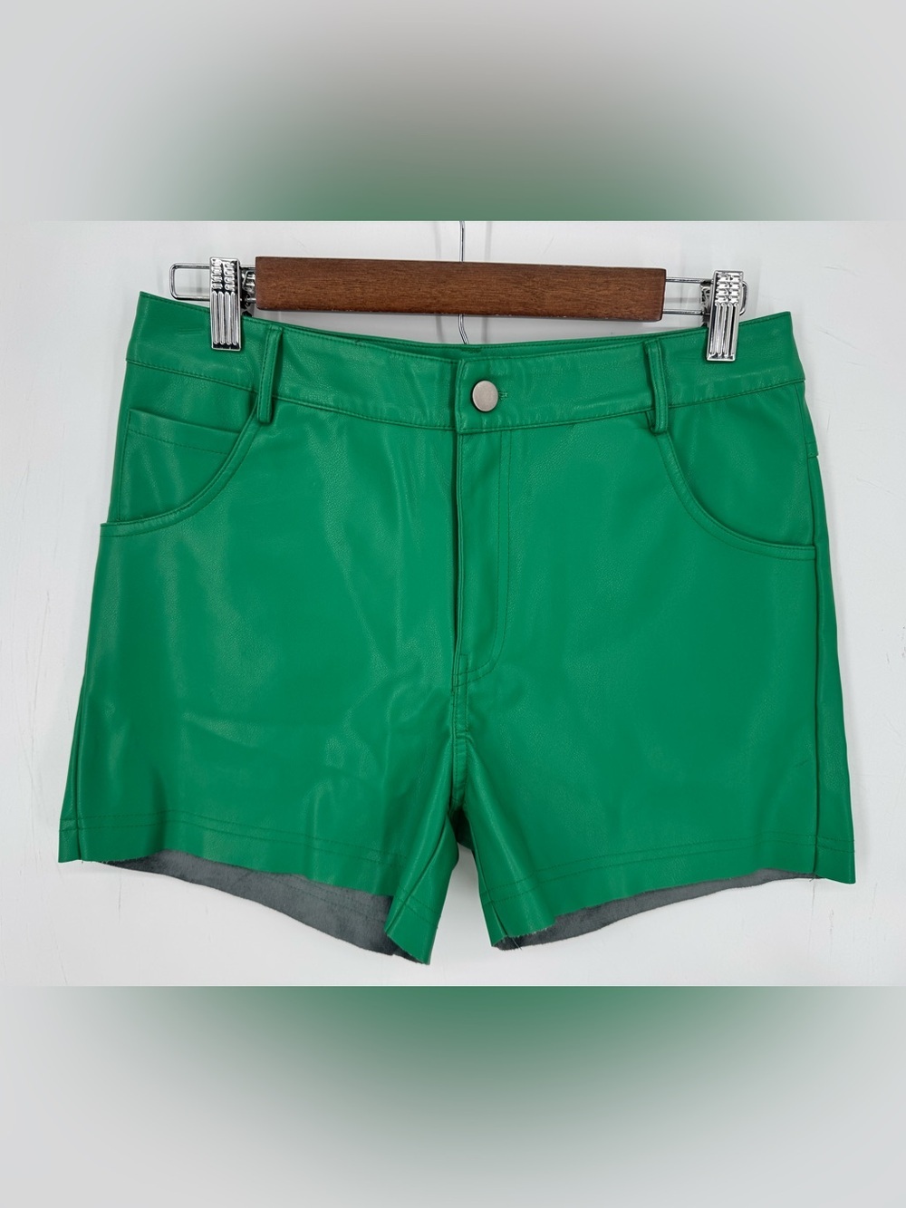 Fate Women's Kelly Green Faux Leather Shorts Bold Vacay Festival Size Medium NWT